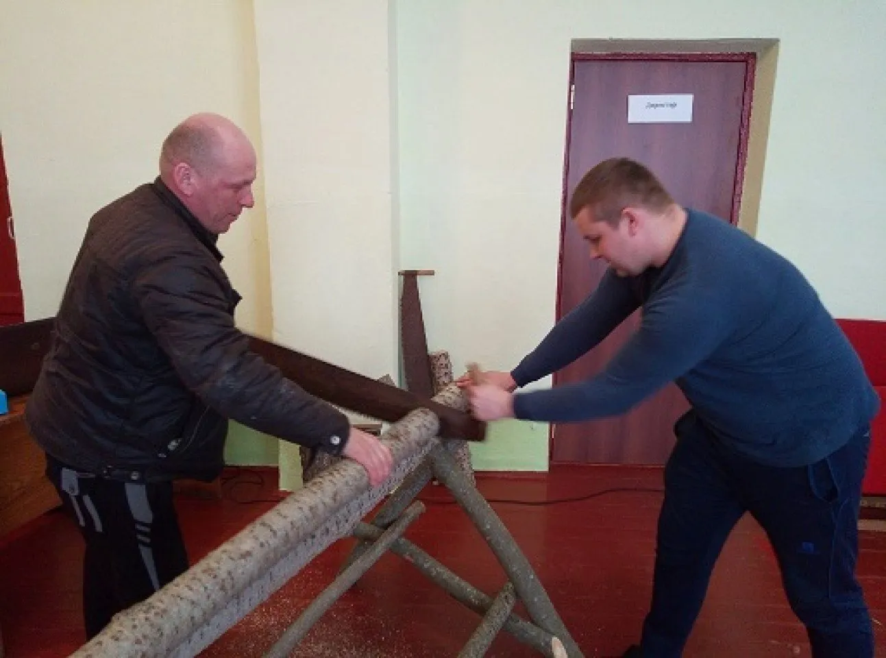 Распиловка дров.