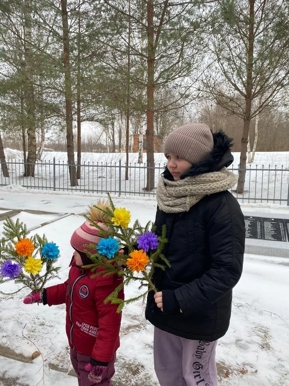 Дети готовились к этому дню: цветы,сделанные собственными руками